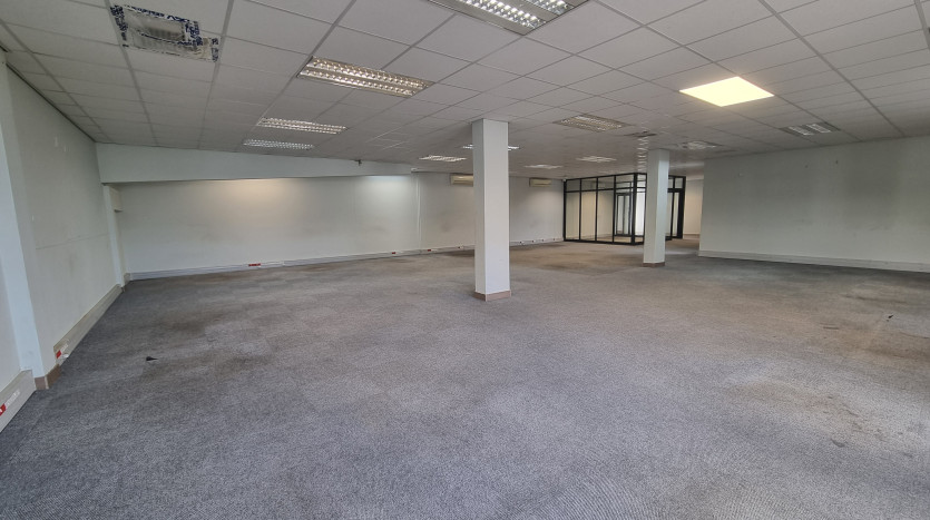 High-End Industrial Unit in Maxmead Property Images