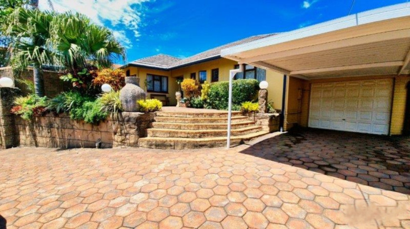 Indian Ocean 3-Bedroom Beachfront Home! Property Images