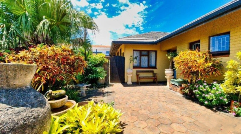 Indian Ocean 3-Bedroom Beachfront Home! Property Images