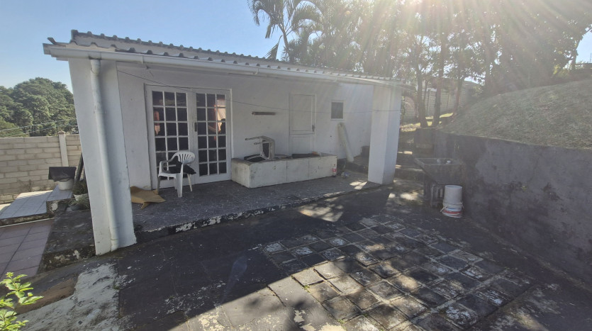 Home with 2 Flatlets Ready for Refurbishment, Queensburgh Property Images