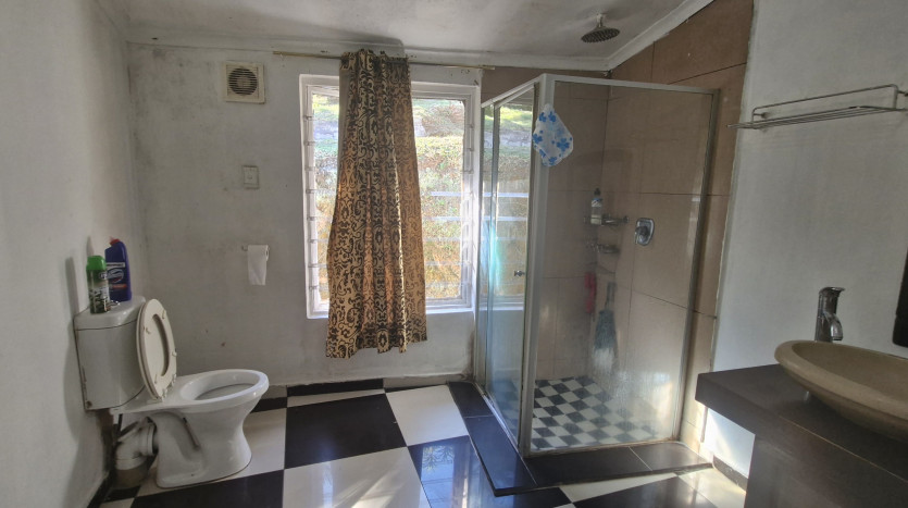 Home with 2 Flatlets Ready for Refurbishment, Queensburgh Property Images