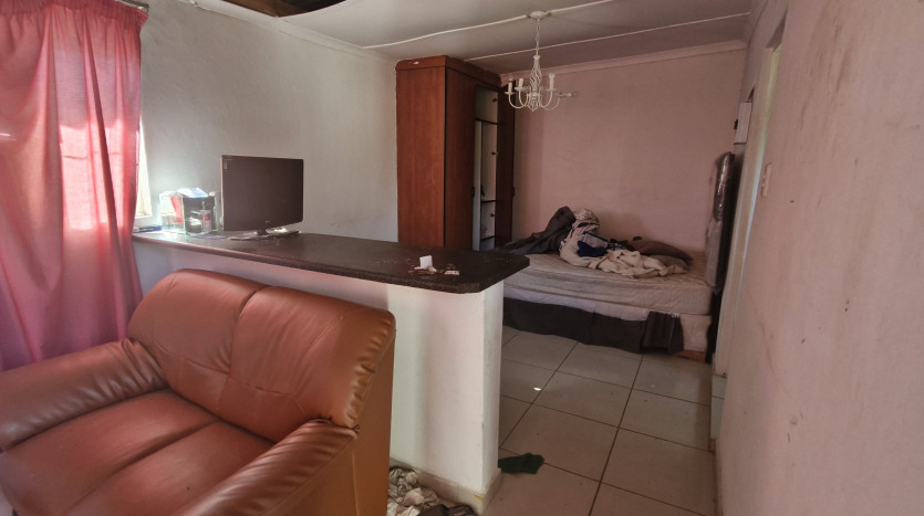 Home with 2 Flatlets Ready for Refurbishment, Queensburgh Property Images