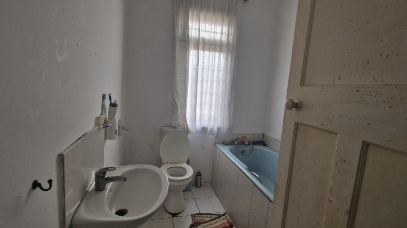 Home with 2 Flatlets Ready for Refurbishment, Queensburgh Property Images
