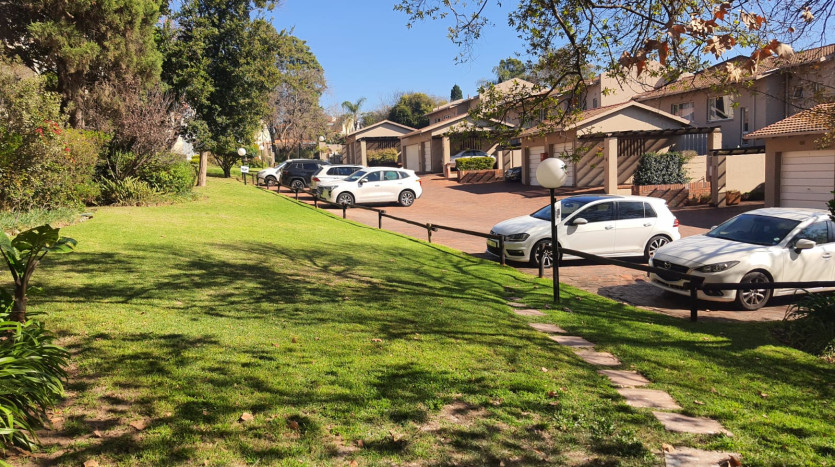 Exquisite 3 Bedroom Apartment in Sandton, Gauteng Property Images