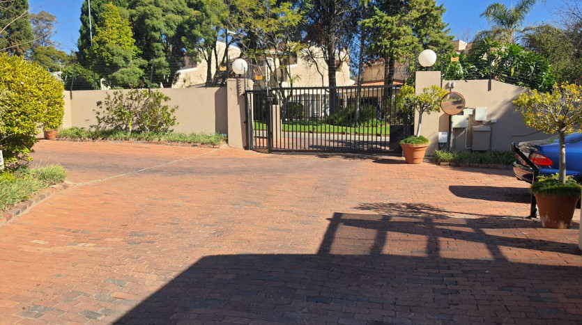 Exquisite 3 Bedroom Apartment in Sandton, Gauteng Property Images