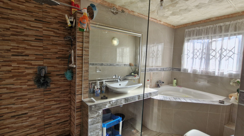 Spacious Family Home La Mercy Property Images
