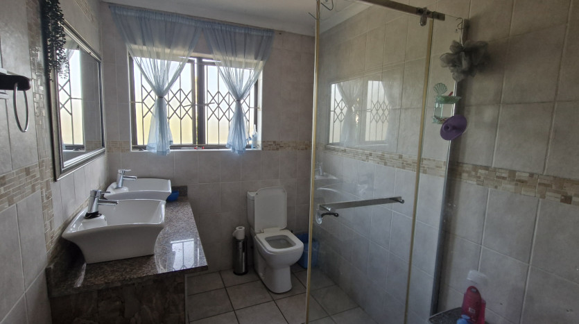 Spacious Family Home La Mercy Property Images