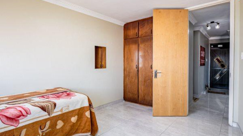 Harbour-View Apartment On Auction in Durban's Iconic John Ross House Property Images