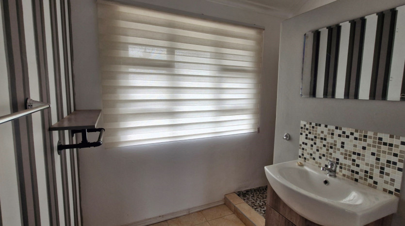 PORTFOLIO DISPOSAL: Newly Renovated Durban North Home Property Images