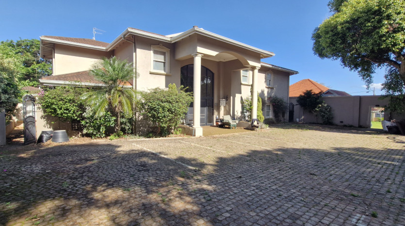 11 Room Boutique Guesthouse in Durban North in Liquidation Property Images