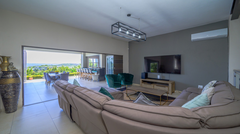 Modern 4 Bedroom Home in Sunningdale Property Images