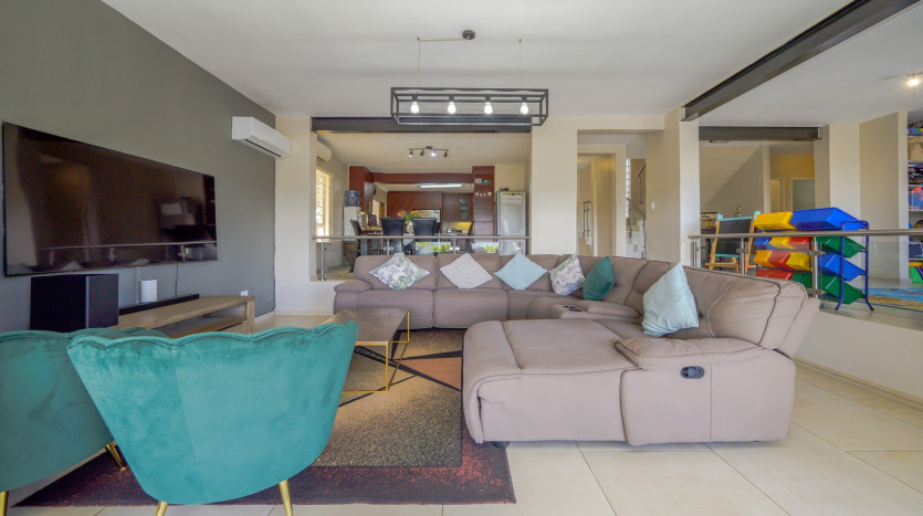 Modern 4 Bedroom Home in Sunningdale Property Images