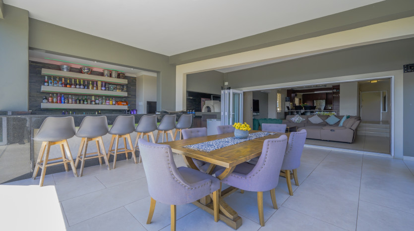 Modern 4 Bedroom Home in Sunningdale Property Images