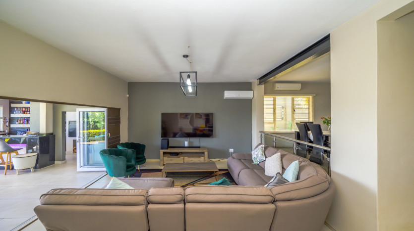 Modern 4 Bedroom Home in Sunningdale Property Images
