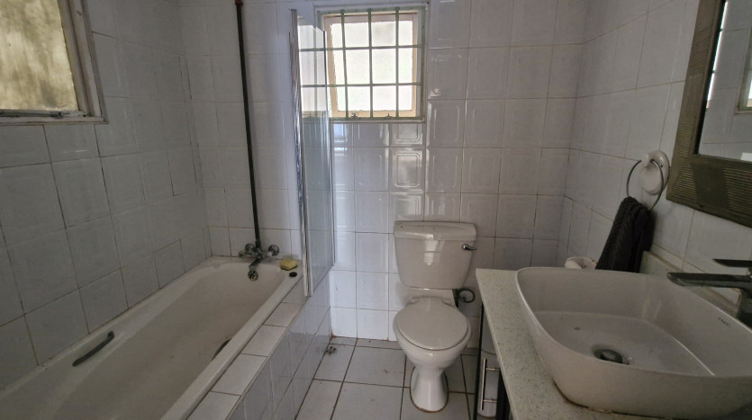 Private Eco Estate, Cowies Hill Property Images