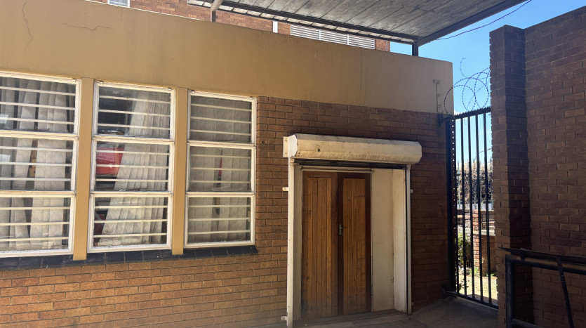 TELKOM PORTFOLIO: Double Volume Service Building Property Images
