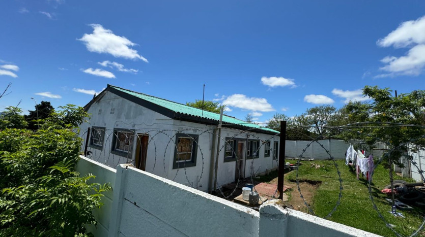 3 Bedroom House in Southernwood Property Images