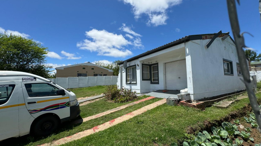 3 Bedroom House in Southernwood Property Images