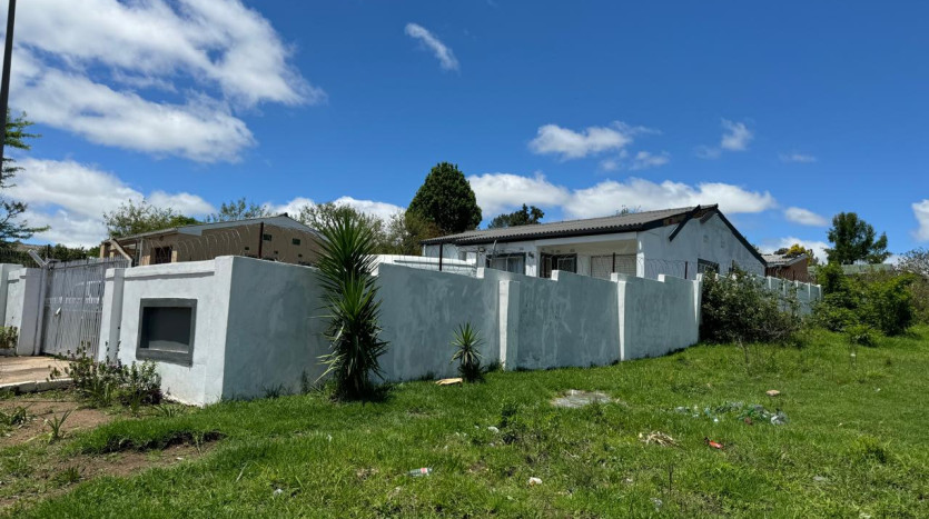 3 Bedroom House in Southernwood Property Images