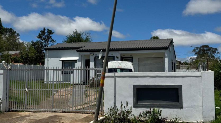 3 Bedroom House in Southernwood Property Images