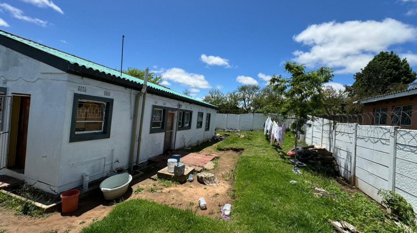 3 Bedroom House in Southernwood Property Images