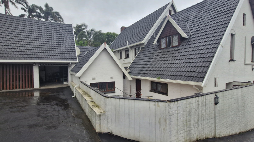 Elegant 4 Bedroom Home in Cowies Hill Property Images