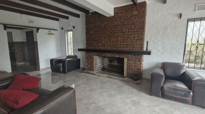 Elegant 4 Bedroom Home in Cowies Hill Property Images