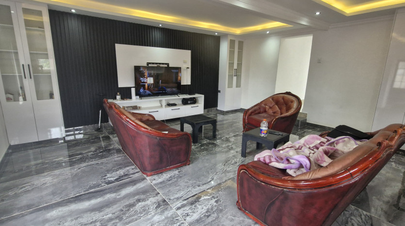 Elegant 4 Bedroom Home in Cowies Hill Property Images