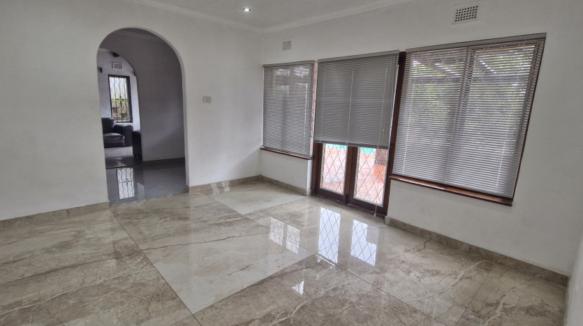 Elegant 4 Bedroom Home in Cowies Hill Property Images