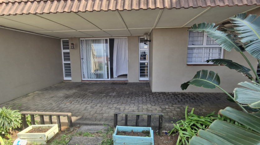 PORTFOLIO DISPOSAL: La Mercy Beach Apartment in Walking Distance to the Indian Ocean Property Images