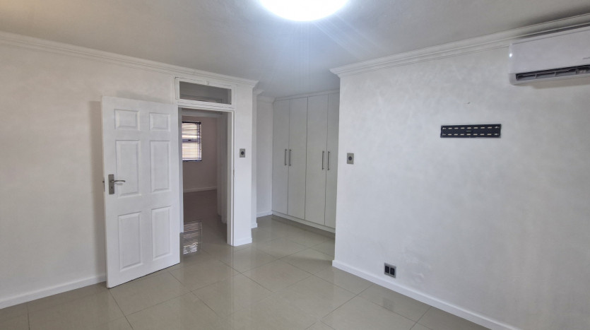 PORTFOLIO DISPOSAL: La Mercy Beach Apartment in Walking Distance to the Indian Ocean Property Images