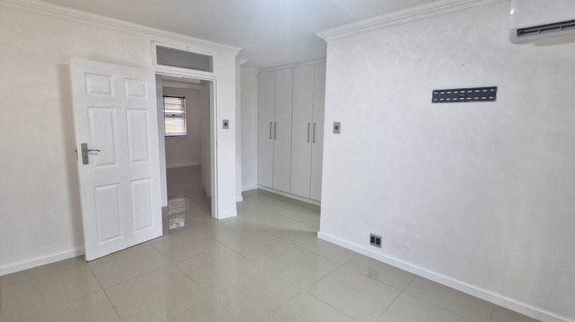 PORTFOLIO DISPOSAL: La Mercy Beach Apartment in Walking Distance to the Indian Ocean Property Images