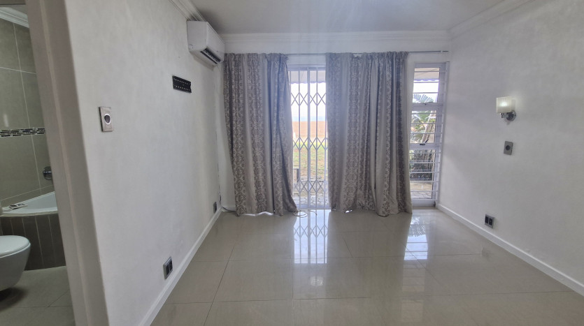 PORTFOLIO DISPOSAL: La Mercy Beach Apartment in Walking Distance to the Indian Ocean Property Images