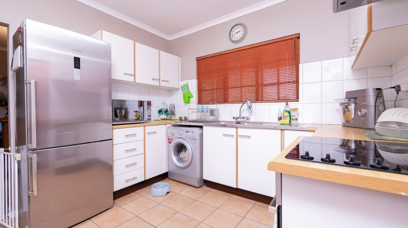 Worlds View 3 Bedroom House On Auction Property Images