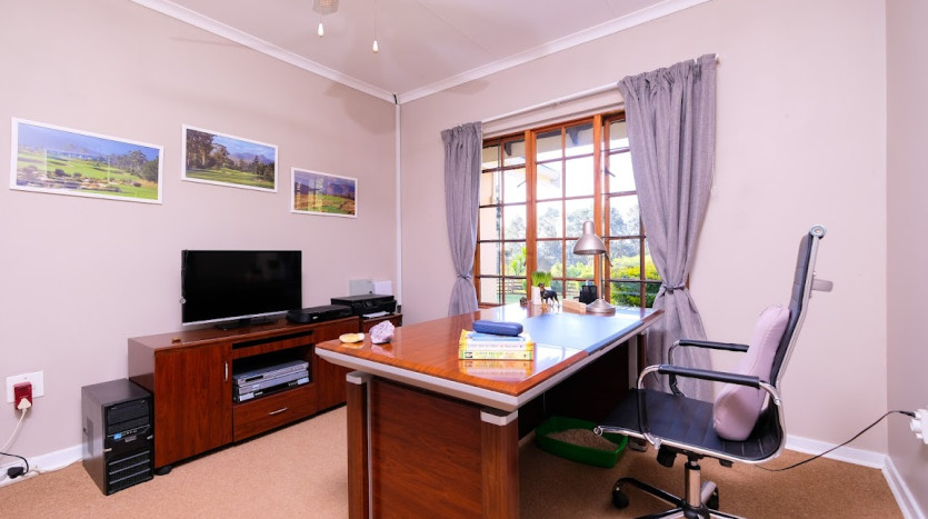 Worlds View 3 Bedroom House On Auction Property Images
