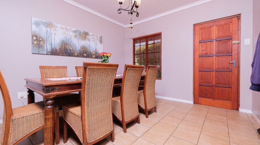 Worlds View 3 Bedroom House On Auction Property Images