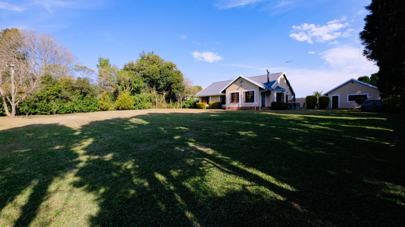 Worlds View 3 Bedroom House On Auction Property Images