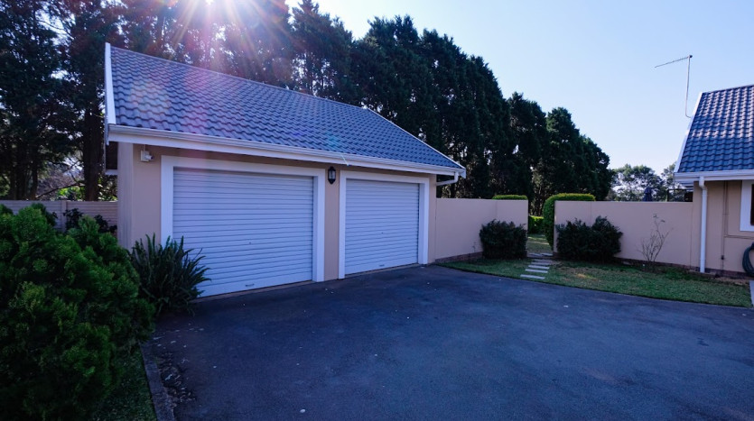 Worlds View 3 Bedroom House On Auction Property Images