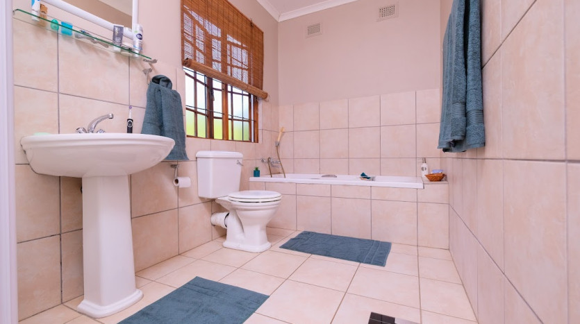 Worlds View 3 Bedroom House On Auction Property Images