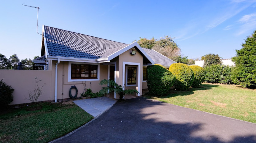 Worlds View 3 Bedroom House On Auction Property Images