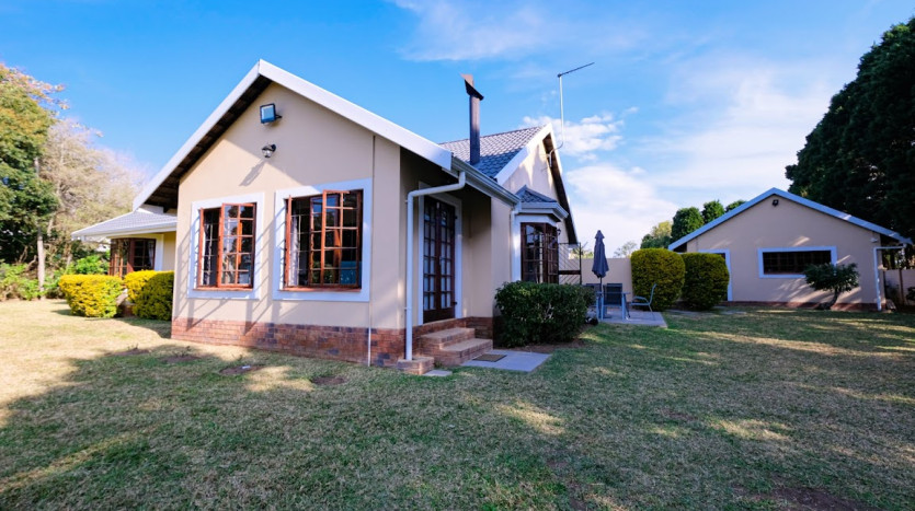 Worlds View 3 Bedroom House On Auction Property Images
