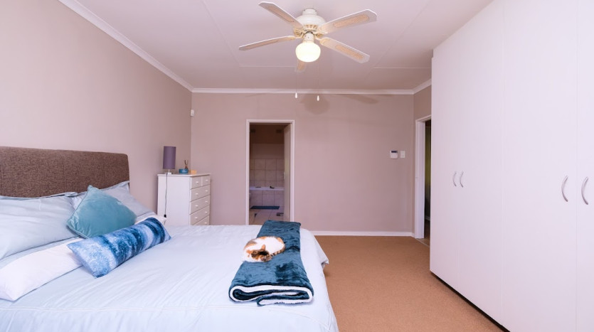 Worlds View 3 Bedroom House On Auction Property Images