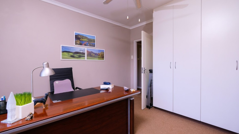 Worlds View 3 Bedroom House On Auction Property Images