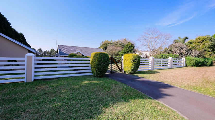 Worlds View 3 Bedroom House On Auction Property Images