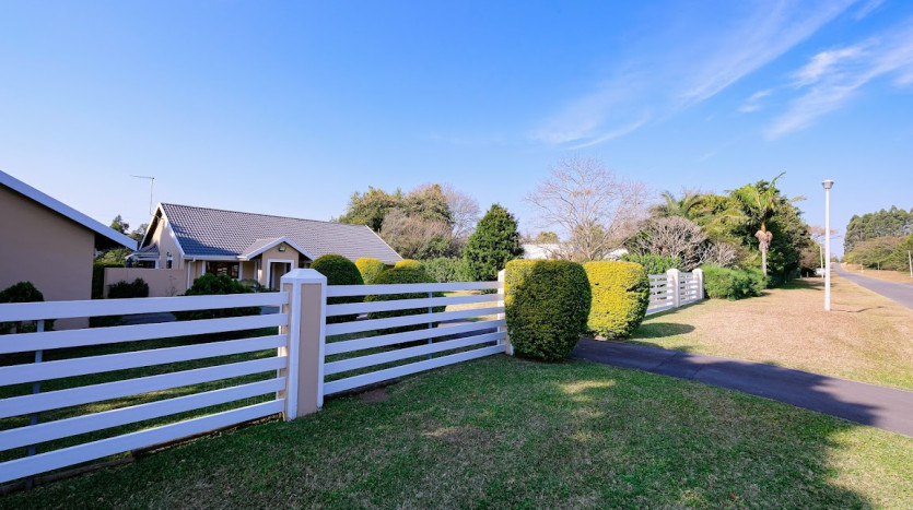 Worlds View 3 Bedroom House On Auction Property Images