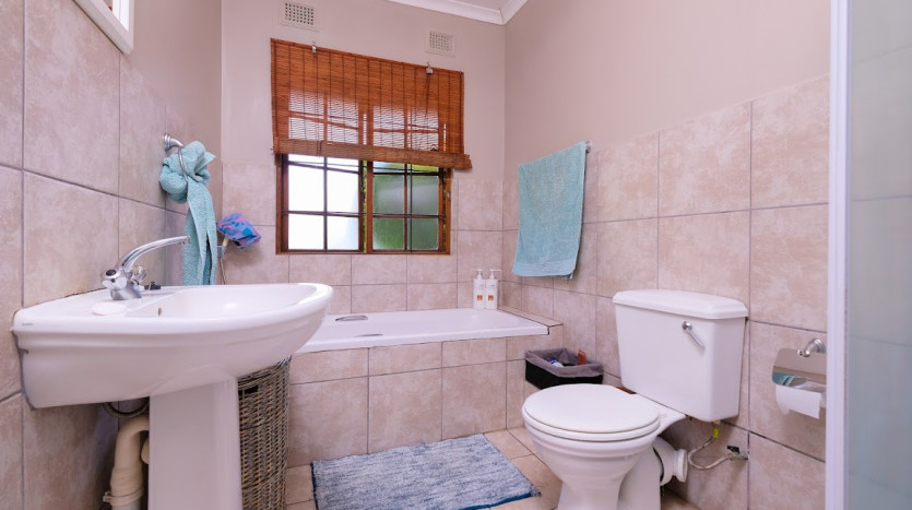 Worlds View 3 Bedroom House On Auction Property Images