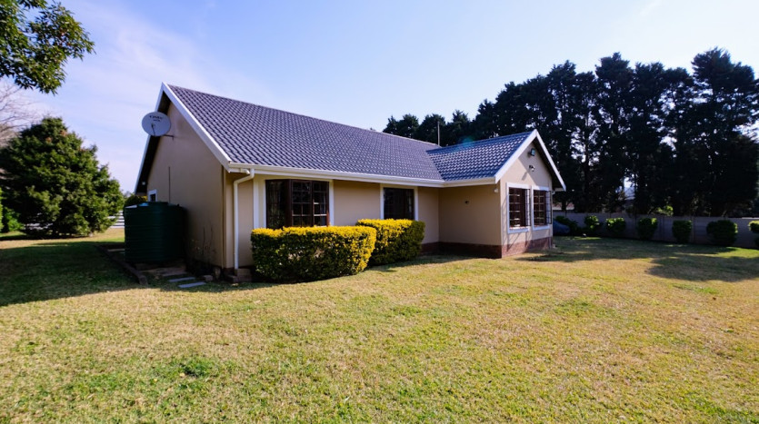 Worlds View 3 Bedroom House On Auction Property Lead Image