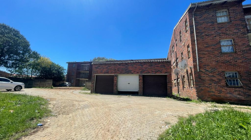 Accommodation Blocks with 24 Flats and Garages, Umtata, Eastern Cape Property Images