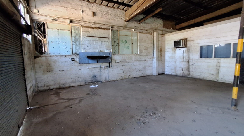 Versatile Industrial Property in Margate Property Images