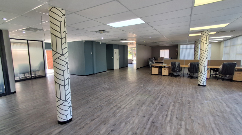 Upscale Commercial Building in La Lucia On Auction Property Images